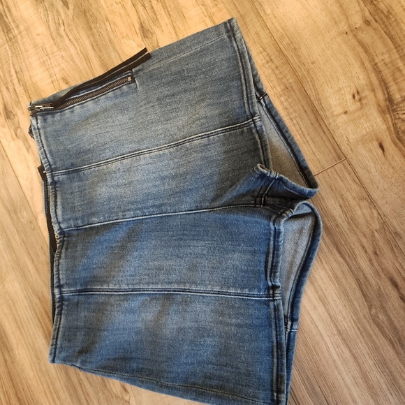 Shorts - Picture 2 of 6